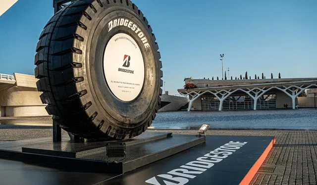  La marca Bridgestone registra la creación del neumático más grande del mundo. Foto: Motorpasión México   