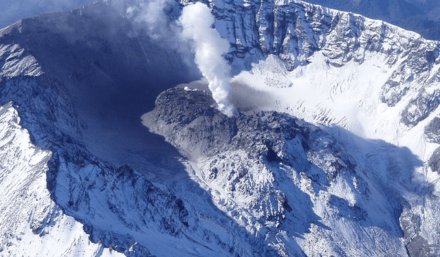  Las masas de hielo del monte Santa Helena bordean con hielo los domos de lava. Foto: CNN 