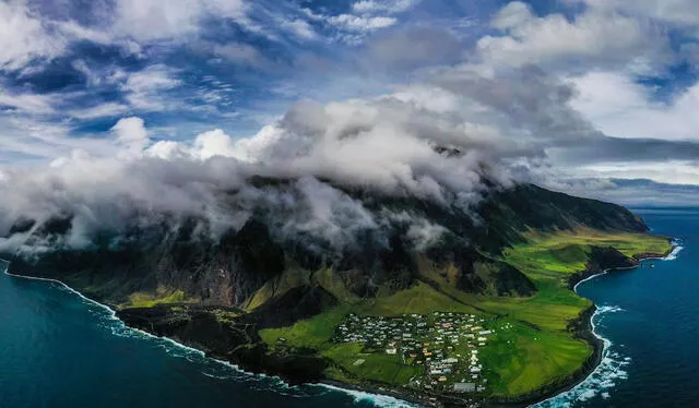  La dorsal oceánica también da lugar a varias docenas de islas, como Tristán de Cunha, un paraíso casi intacto, Foto: Robert Michael Poole    