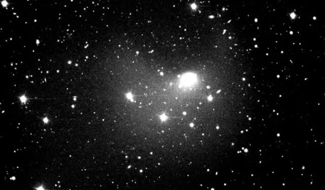 Una explosión de 12P/Pons-Brooks vista en el centro, captada en octubre del 2023. Foto: Theodore Kareta/Observatorio Lowell    