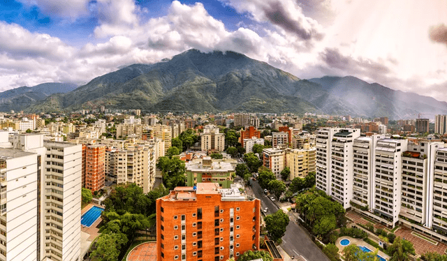  La ciudad de Caracas se ubica en un valle montañoso al norte de Venezuela. Foto: Trip Savvy.    