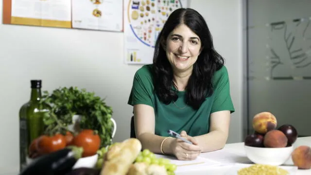 Evangeline Mantzioris, directora del Programa de Nutrición y Ciencias de los Alimentos de la Universidad de Australia del Sur, habla sobre mitos en las comidas. Foto: The Greek Herald   