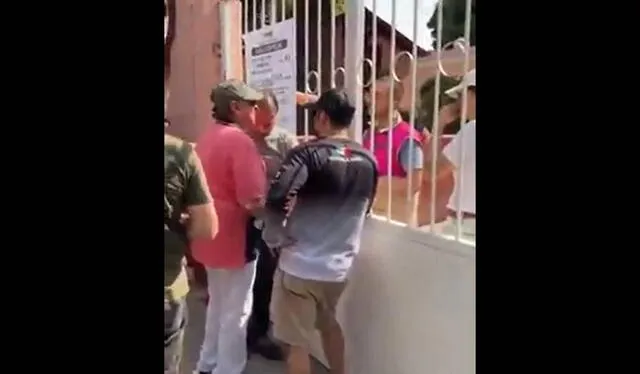  Carlos Villagrán recibió las críticas de los presentes tras hacer ingresar a sus acompañantes a pesar de las largas filas. Foto: TikTok    