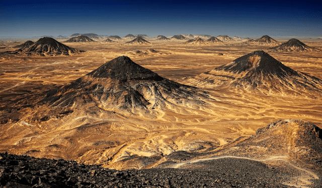  Por culpa de una explosión volcánica de hace siglos, la cima de las montañas de este desierto del norte de Egipto se volvieron de color negro. Foto: Juergen Ritterbach   