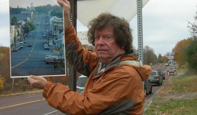  David DeKok, autor del libro, mostró una foto de cómo era la calle antes del incendio. Foto de Sheila McCarthy Yorks.   