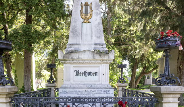  Flores en la lápida del famoso compositor alemán Ludwig van Beethoven en el cementerio central de Viena, Austria, el 6 de mayo de 2024. Foto: Joe Klamar / AFP    