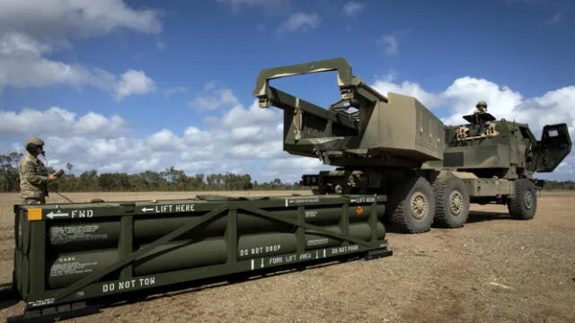 Tropas cargando el Sistema de Misiles Tácticos del Ejército (ATACMS) en un Sistema de Cohetes de Artillería de Alta Movilidad (HIMARS) en Queensland, Australia. Foto: France 24   