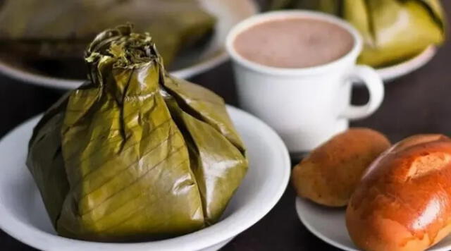  En la región del Tolima, en Colombia, es tradicional comer el tamal tolimense con chocolate caliente. Foto: Revista Vertical    