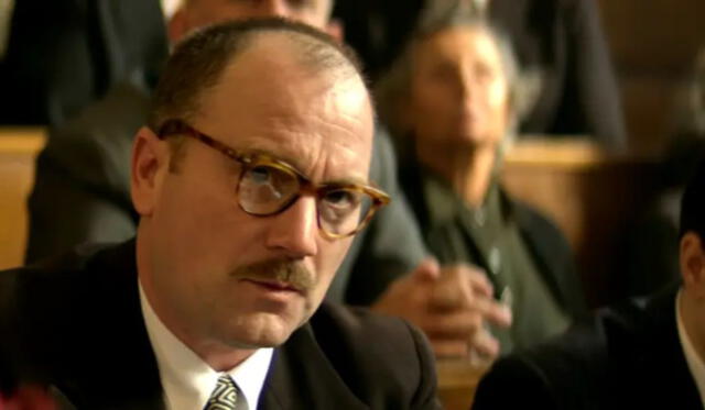  Balázs Kató&nbsp;es William Shirer en 'Hitler y los nazis: la maldad a juicio'. Foto: Netflix    