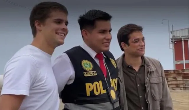  Vasco Rodríguez, miembro de la PNP y Franco Pennano en grabaciones de 'Al fondo hay sitio'. Foto: América TV   