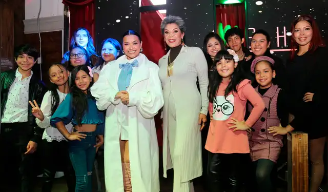 Shantall cantará en todos los locales de Rústica y su madre, Bettina Oneto, fue su madrina. Foto: Prensa Rústica Shantall cantará en todos los locales de Rústica y su madre, Bettina Oneto, fue su madrina. Foto: Prensa Rústica