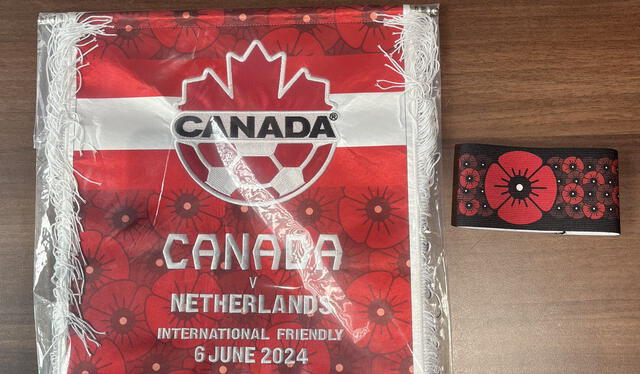  Esta es la banda de capitán que usará el capitán de Canadá en conmemoración al evento. Foto: X/CANMNT   