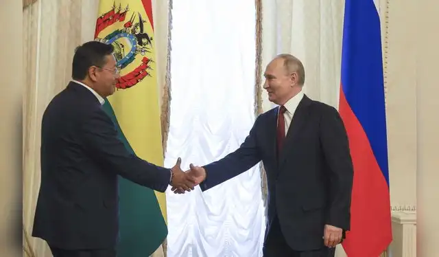 El presidente de Rusia, Vladímir Putin, estrecha la mano del presidente de Bolivia, Luis Arce, durante una reunión al margen del Foro Económico Internacional de San Petersburgo. Foto: AFP   