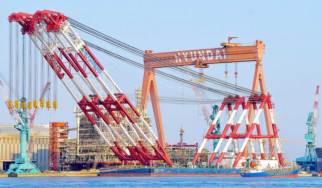 La Hyundai-10000 es la grúa flotante más grande del mundo, con la capacidad de levantar hasta 10.000 toneladas en una sola operación. Foto: Foggy   