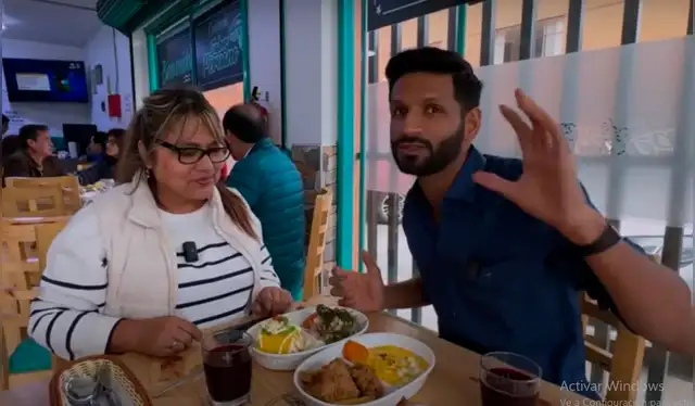 En su experiencia culinaria, el turista probó también el tiradito y el infaltable chicharrón de pescado. Foto: captura de YouTube.   