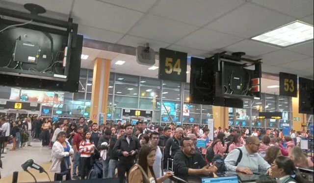 Usuarios estuvieron varados en el Aeropuerto Jorge Chávez por casi 12 horas. Foto: Difusión   