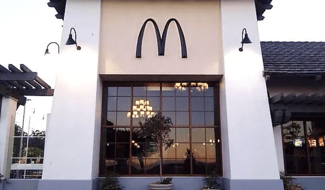  Este es un logo de Mc Donald's de color negro ubicado en Monterey, California, y North Scottsdale, Arizona. Foto: X/nonstandard mcdonald's   