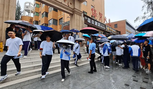  Estudiantes se reúnen con sus familiares tras rendir la prueba del Gaokao en Beijing, China. Foto: Francisco Claros/La República   