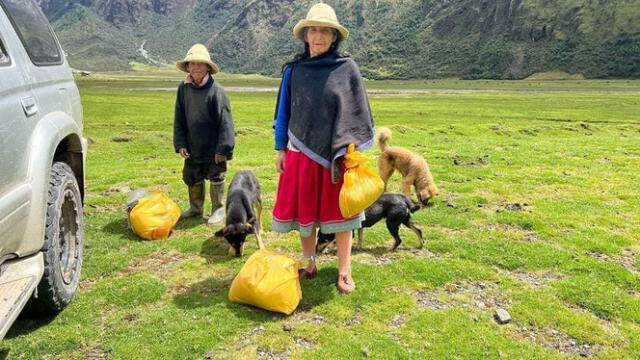  Malvas obsequia víveres a personas de la tercera edad. Foto: cortesía   