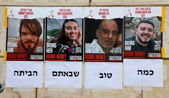  Carteles que dicen "Home Now" y que muestran los retratos de los cuatro rehenes israelíes rescatados: Andrey Kozlov, Noa Argamani, Shlomi Ziv yAlmog Meir Jan. Foto: Gil Cohen-Magen / AFP    