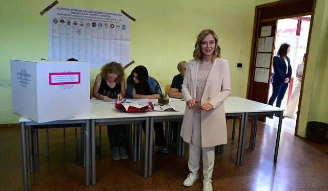 La primera ministra italiana y líder del partido ultraderechista Hermanos de Italia (Fratelli D'Italia - FDI) Giorgia Meloni se prepara para depositar su papeleta en un colegio electoral. Foto: AFP   