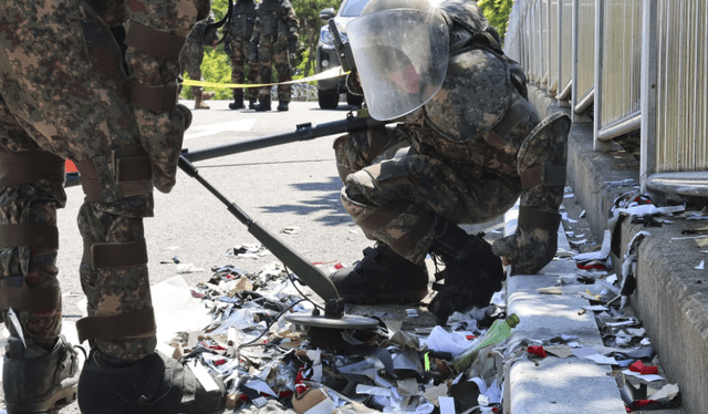  El ejército surcoreano notificó que los globos llevan diferentes tipos de basura. Foto: AP   