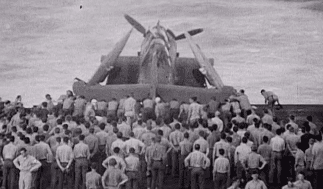  Una imagen de los soldados empujando el avión hacia el mar. Foto: Xataka   