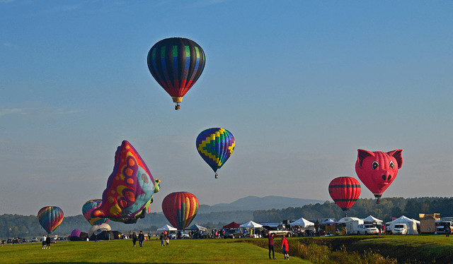  En la temporada de otoño, en Estados Unidos, se realiza el festival de globos aerostáticos en Nueva York. Foto: AARP   