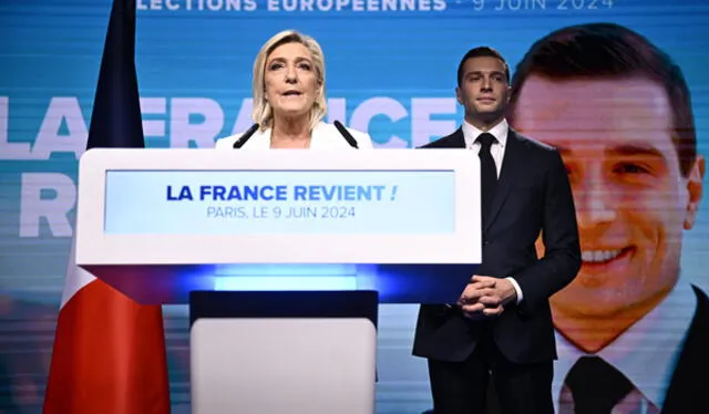  Marine Le Pen, líder del partido francés de extrema derecha RN, se dirige a los militantes después del anuncio de las nuevas elecciones generales el 30 de junio. Atrás (der.), Jordan Bardella, el presidente del partido. Foto: Julien de Rosa / AFP    