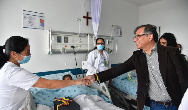 El presidente Gustavo Petro visitó a los hermanos Mucutuy tras su rescate. Foto: Presidencia de Colombia   