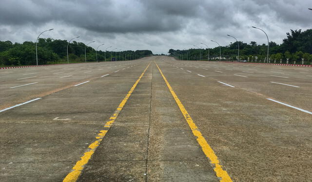 Naypyidaw tiene sus carreteras vacías debido a la falta de población. Foto: Viaje con escalas   