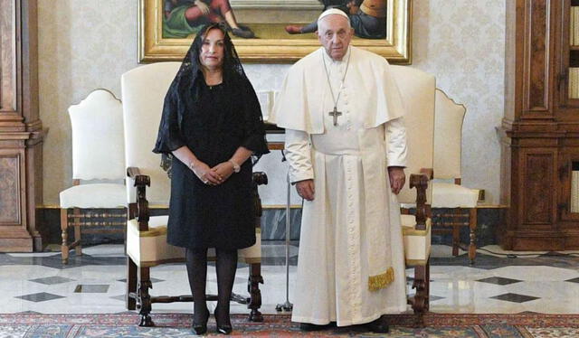 Uno de los viajes de Dina Boluarte fue para visitar al Papa en el Vaticano. Foto: difusión   