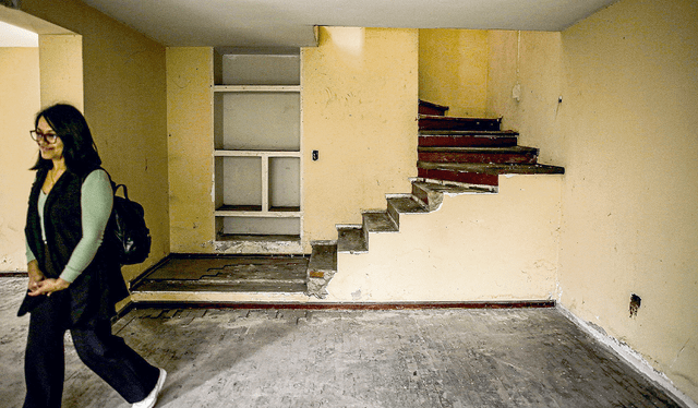  Daños. Escaleras deterioradas y paredes maltrechas es la imagen de esta villa en el corazón de la capital. Foto: John Reyes / La República   