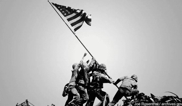  Izamiento de la bandera de Estados Unidos durante la Segunda Guerra Mundial. Foto: WHO13.com   