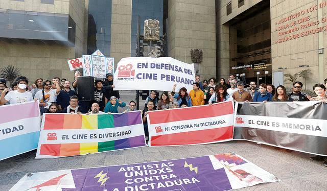  Colectivo ‘en defensa del cine peruano’. En un plantón en el que pidieron al Ministerio de Cultura apoyo. Foto: difusión   