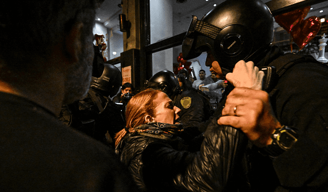 Fuertes altercados se registraron en los exteriores del Senado de Argentina entre la población y agentes policiales. Foto: AFP   