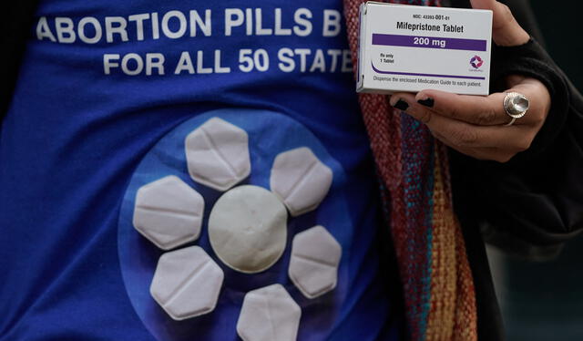 Una activista a favor del derecho al aborto sostiene una caja de mifepristona durante una concentración frente al Tribunal Supremo de Estados Unidos . Foto: AFP   