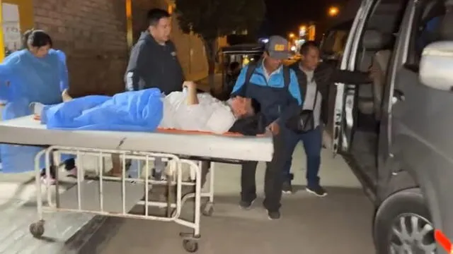  El chofer fue trasladado al Hospital Belén de Trujillo, donde su familia ya lo esperaba. Foto: radio Ke Buena Virú   