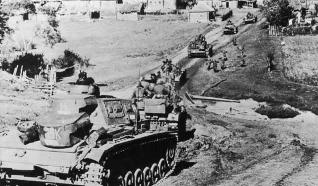  Tanques alemanes avanzan sobre una aldea soviética el 29 de octubre de 1941. Foto: Getty Images    