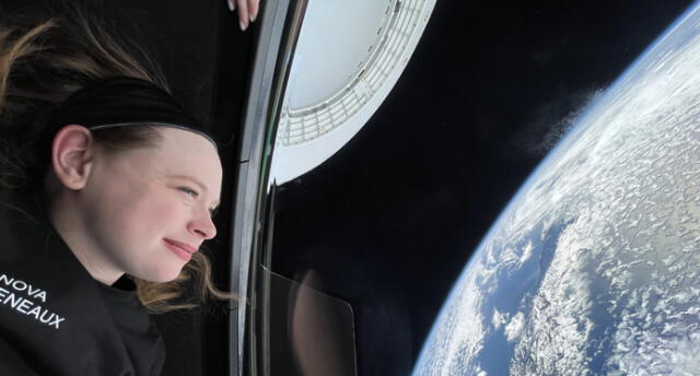 Hayley Arceneaux viendo a la Tierra desde un módulo espacial. Foto: Inspiration4   