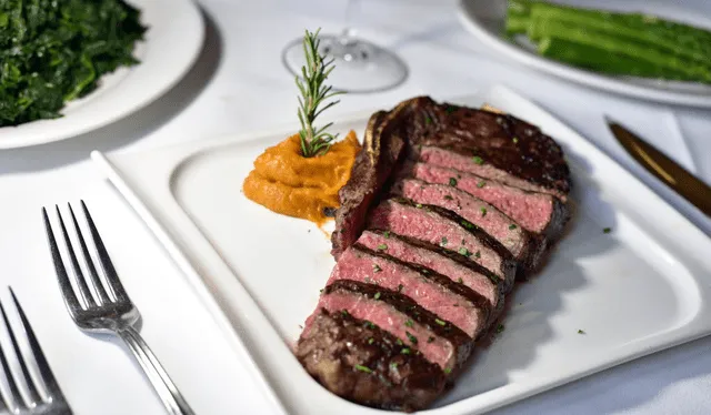  Al Biernat’s ofrece una experiencia de lujo para los amantes del bistec. Foto: The Dallas Morning News   