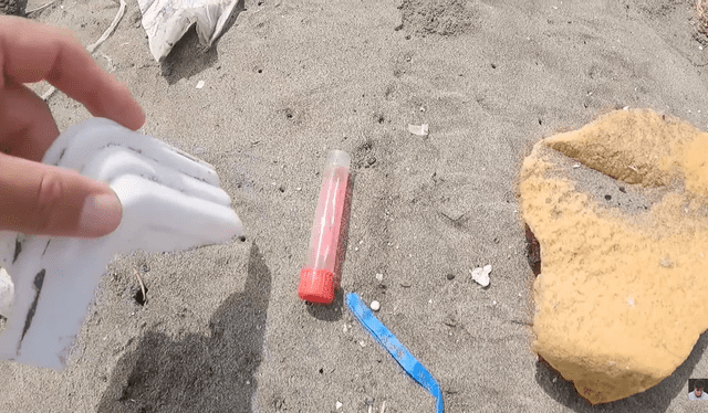  Tubos con líquidos en las orillas de Costa Azul. Foto: captura de pantalla/MarkoTV/YouTube   