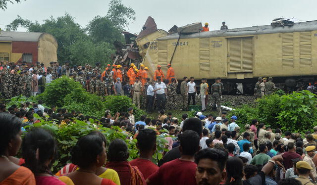 Trabajadores ferroviarios ayudan a restablecer los servicios en el lugar del accidente tras la colisión entre un tren de pasajeros y otro de mercancías en Nirmaljote. Foto: AFP   