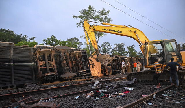 Al menos ocho personas murieron en India el 17 de junio cuando el conductor de un tren de mercancías se saltó una señal y chocó por detrás contra un tren exprés . Foto: AFP   