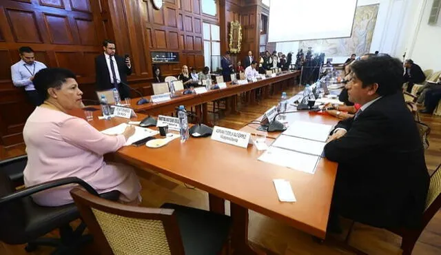  La Comisión de Constitución, de Martha Moyano, había aprobado el proyecto de ley defensor del Pueblo, Josué Gutiérrez.   