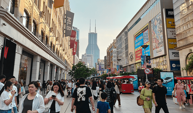 Nanjing Road es la calle comercial más importante y famosa de Shanghái. Foto: Francisco Claros/La República   