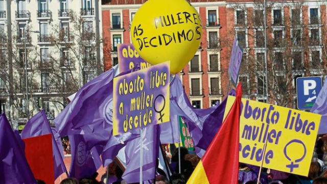 Jóvenes de 16 y 17 años, pueden solicitar el aborto con los mismos derechos que las mayores de edad. Foto: La Vanguardia   