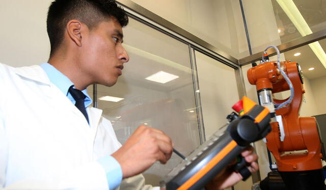  El IESTP Manuel Arévalo Cáceres es el único en Los Olivos que ofrece a los jóvenes diferentes carreras técnicas gratuitas. Foto: Agencia Andina   