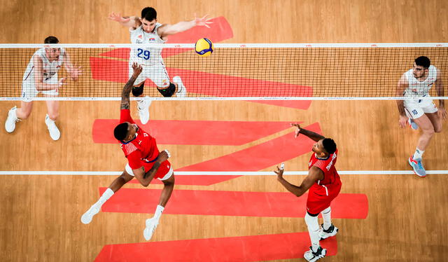 Cuba llega de caer en cinco sets ante Serbia, rival directo en la clasificación a París 2024. Foto: Volleyball World   
