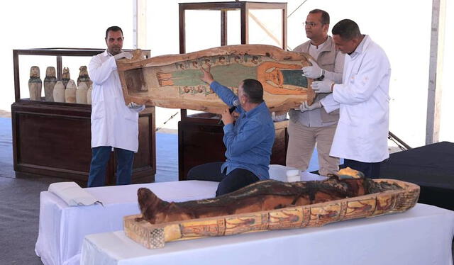 El arqueólogo Mostafa Waziri presentó los descubrimientos de la necrópolis en una rueda de prensa. Foto: Ministerio de Turismo y Antigüedades de Egipto    